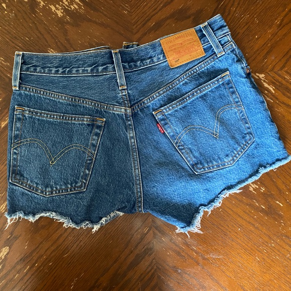 Levi’s 501 Shorts - Picture 2 of 2